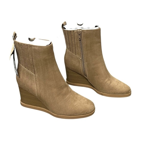 NWT Universal Thread Taupe Wedge Boots - Size 6 - Picture 2 of 14